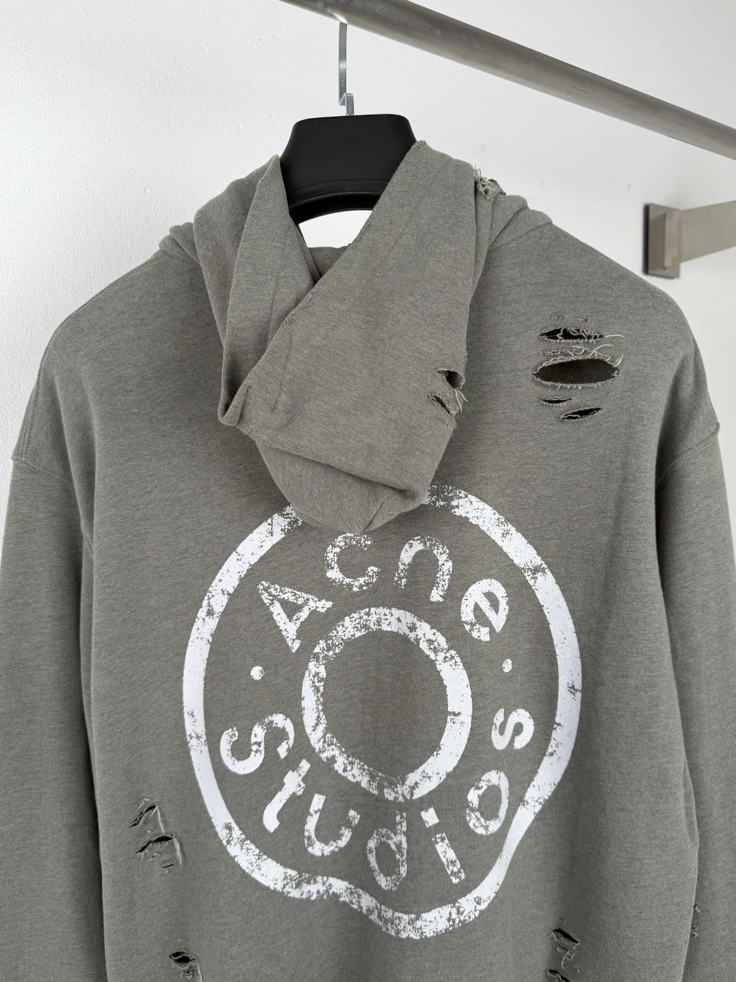 Acne Studios ripped distressed logo zipper sweatshirt jacket Custom dyed 1:1 gray green soft cotton colored cotton sweatshirt material [The surface fabric and terry base are of the same color (the market fabric In Stock has different colors and does not match the original version) The minimum order quantity of the fabric is 2 tons. The pure fabric manufacturing process takes 45 days] Cloud-like touch, delicate softness, comfortable and skin-friendly. It is presented in a pure gray-green tone, which seems to be the elegance after years of precipitation. The front panel is homogeneous and clean fit. The back panel is engraved with the uninhibited soul of Acne Studios. The ingenious integration of hole elements on the black canvas is a deliberate rebellion. It is a break away from the shackles of tradition and is unique in the wave of the trend. Process 1: Using glue printing. The chest printing has been modified three times by the film screen. Use glue liquid paint to print the pattern on the fabric. Bake the fabric to fix the printed pattern. Technique 2: Many parts of the body are worn by pure manual regular positioning. Manual brush marks. Add texture and depth to the surface of clothing to imitate the texture of natural wear. Process 3: The fabrics are washed and have a better hand feel. Not easy to deform, not easy to shrink, not easy to fade, and maintain long-term beauty. Accessories: Customized 1:1 Acne zipper. Customized 1:1 Acne trademark. Version: Loose version. Size: S M L XL